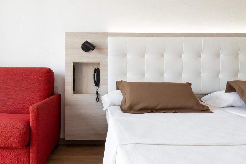 Twin Room image 4