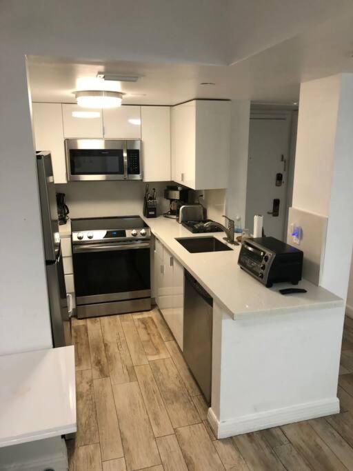 BEST DEAL! 2 Bedroom Modern Beachfront by YouRent! - image 1