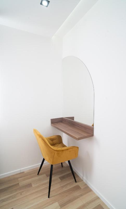 One-Bedroom Apartment image 4