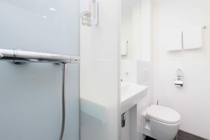 Standard Twin Room image 3