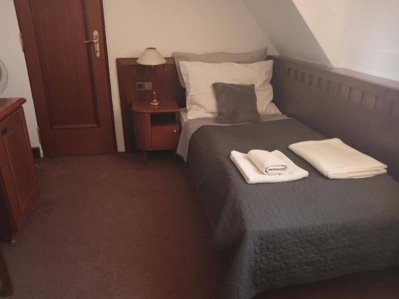 Small Twin Room image 1
