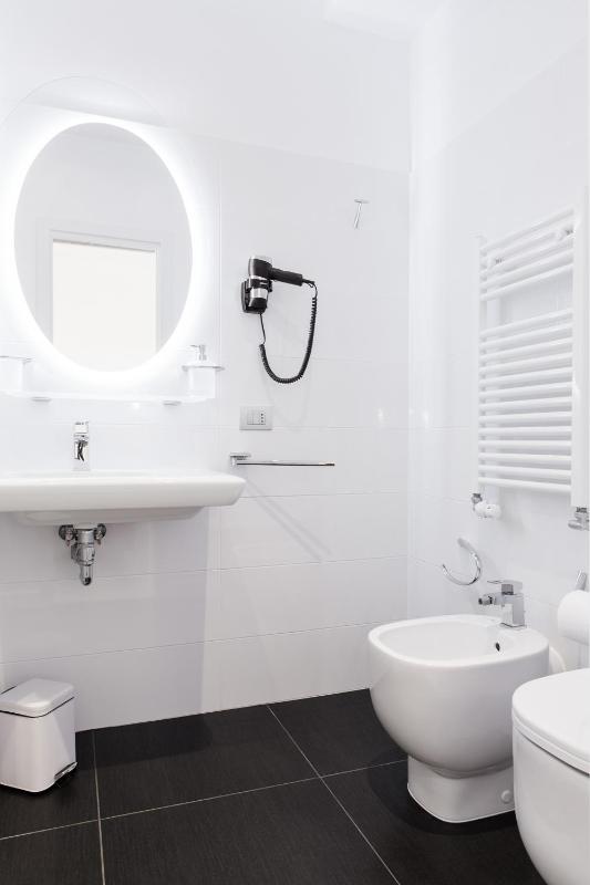 Standard Double Room image 3