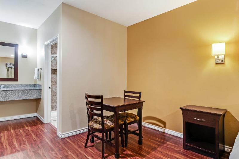 Deluxe King Studio image 3