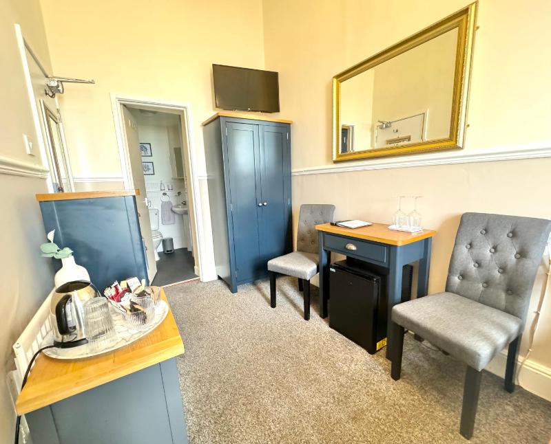 Double Room with Private Bathroom image 4