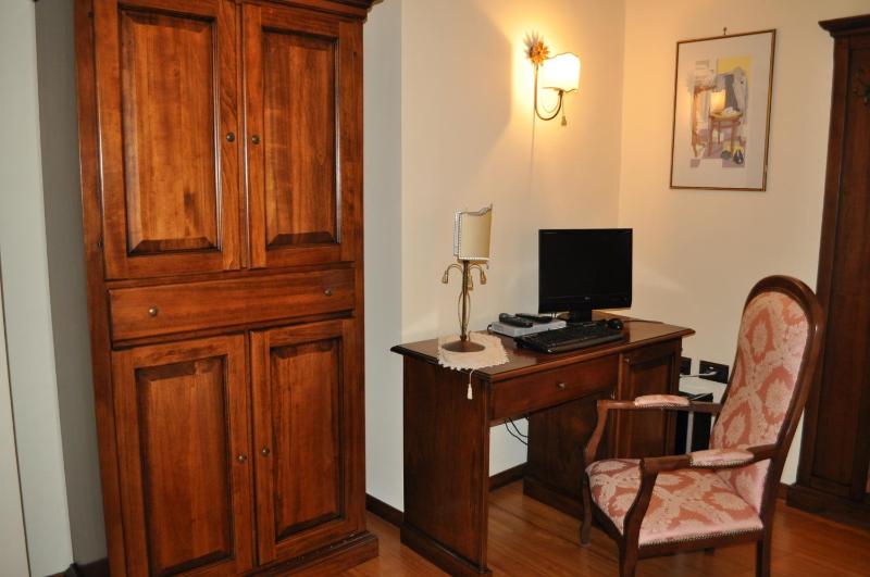 Queen Room with Shared Bathroom image 1