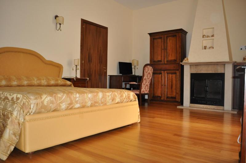Luxury Triple Room image 3