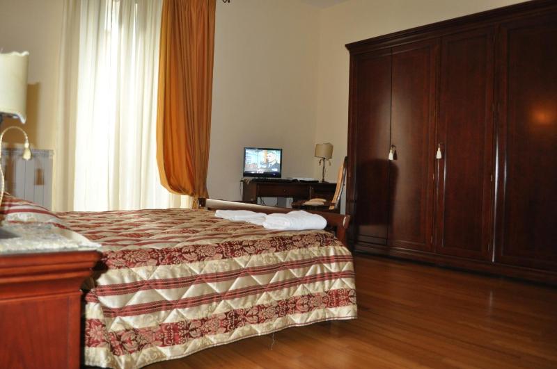 Queen Room with Shared Bathroom image 3