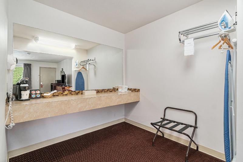 Queen Room with Two Queen Beds - Non-Smoking image 3