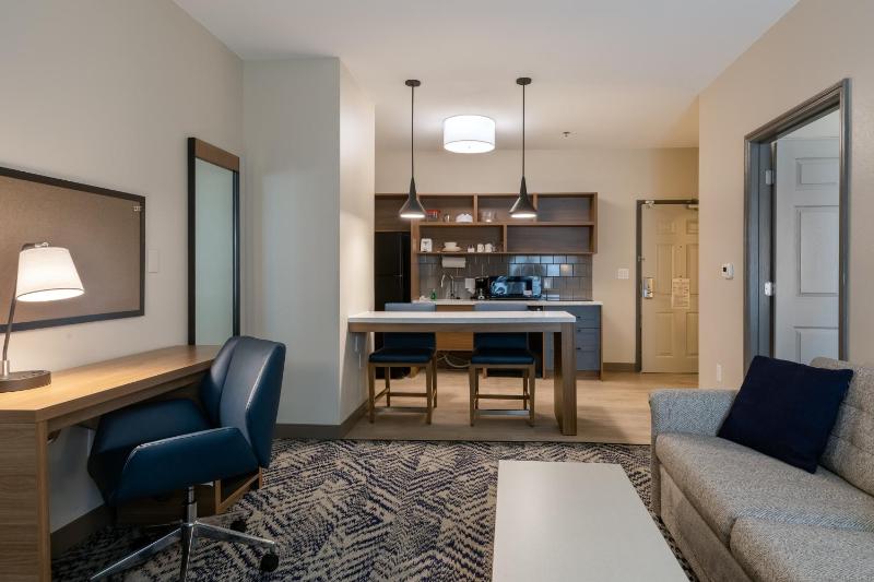 One-Bedroom Suite with Tub - Mobility Accessible image 3
