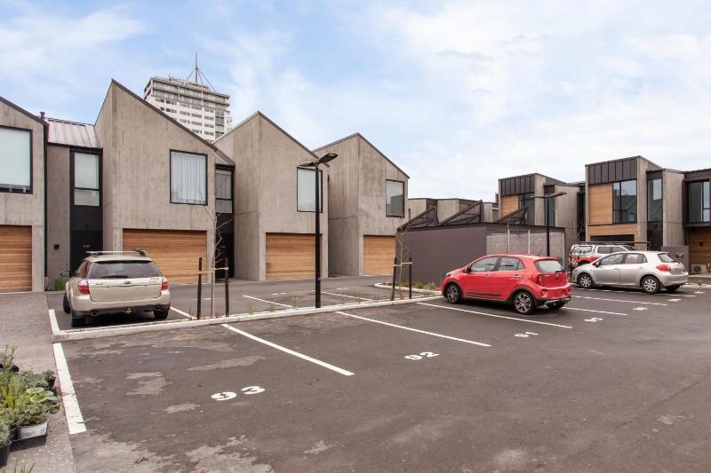 CBD Location Sunny Warm Free off Street Parking - image 13