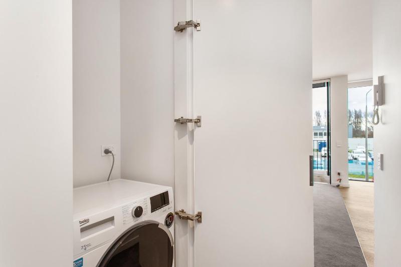 CBD Location Sunny Warm Free off Street Parking - image 14