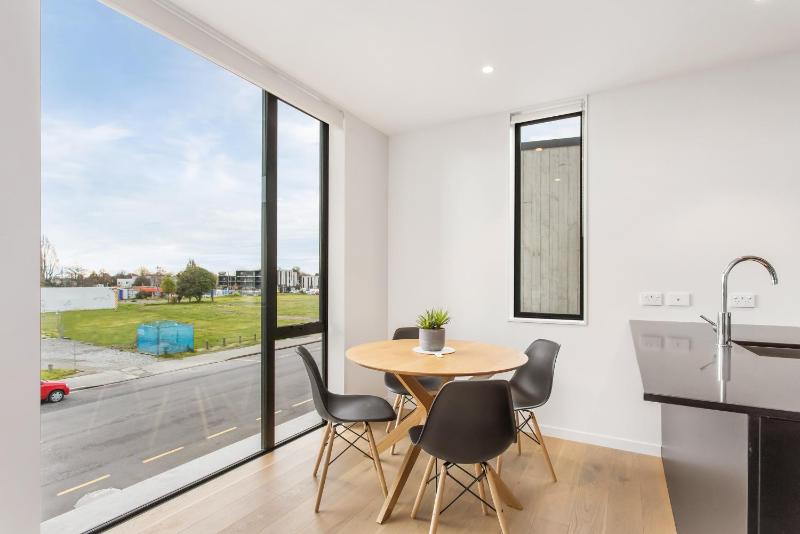 CBD Location Sunny Warm Free off Street Parking - image 11