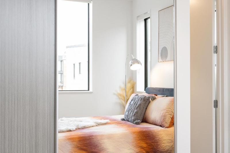 CBD Location Sunny Warm Free off Street Parking - image 3