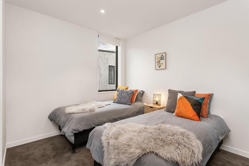 CBD Location Sunny Warm Free off Street Parking - image 10