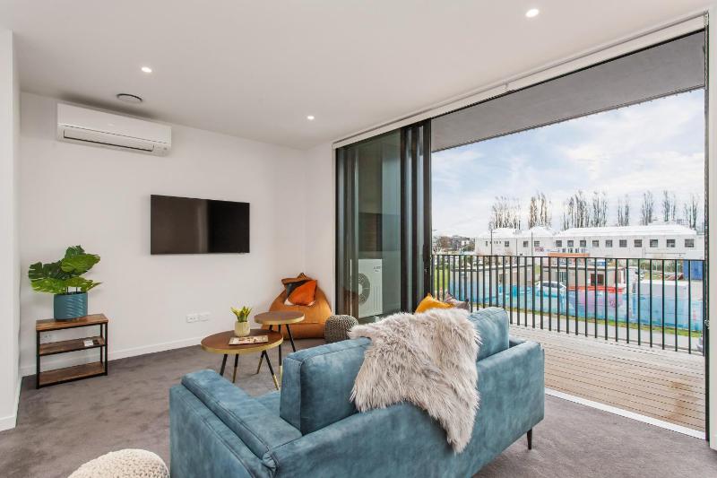 CBD Location Sunny Warm Free off Street Parking - image 15