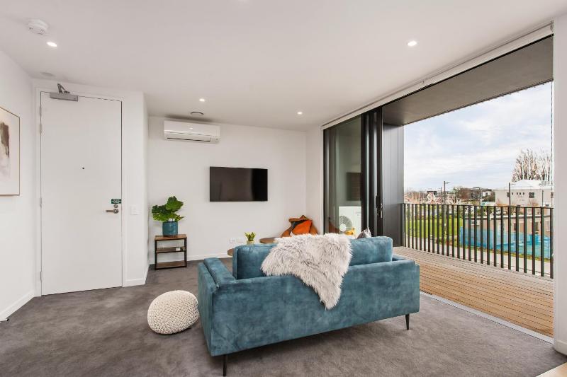 CBD Location Sunny Warm Free off Street Parking - image 25