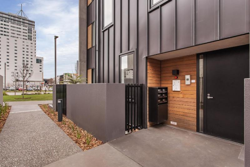 CBD Location Sunny Warm Free off Street Parking - image 18