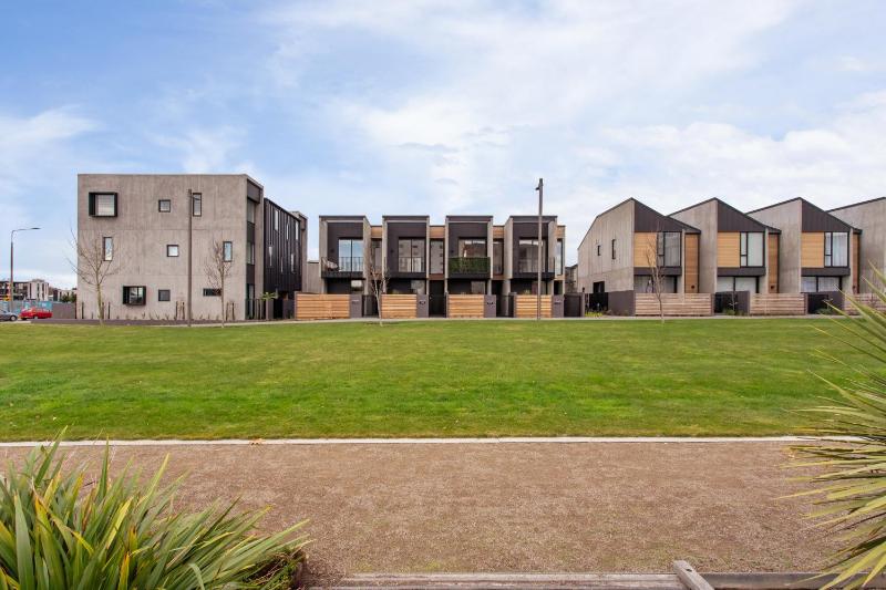 CBD Location Sunny Warm Free off Street Parking - image 35