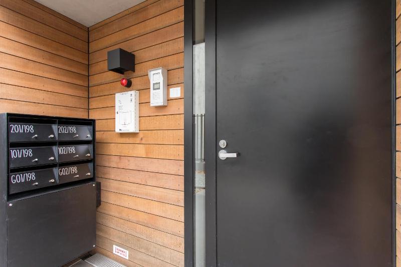 CBD Location Sunny Warm Free off Street Parking - image 19
