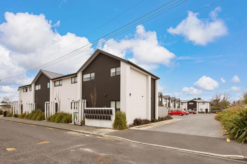 Light & Spacious 2Bdrm Townhouse Off Street Park - image 6