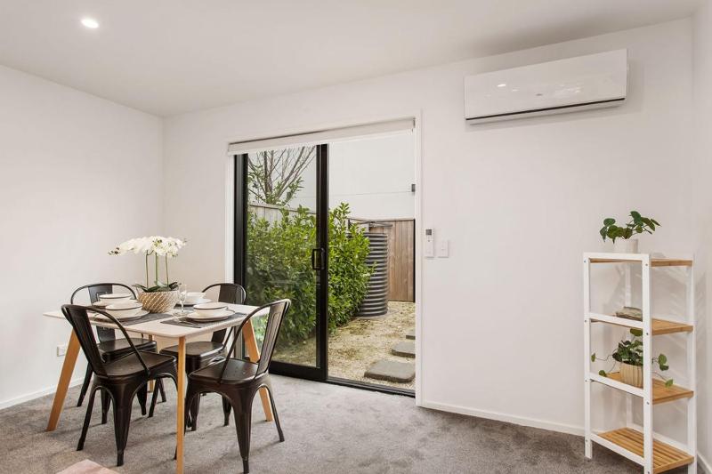 Light & Spacious 2Bdrm Townhouse Off Street Park - image 9