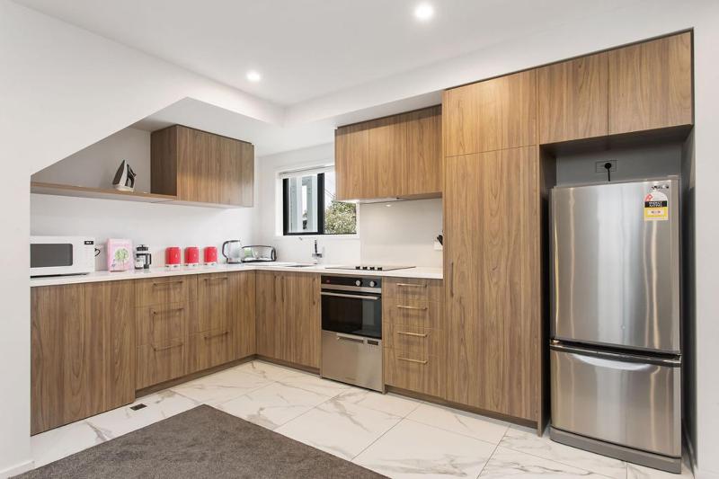 Light & Spacious 2Bdrm Townhouse Off Street Park - image 12