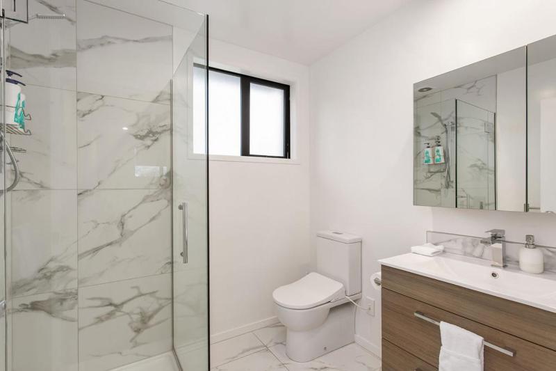 Light & Spacious 2Bdrm Townhouse Off Street Park - image 3