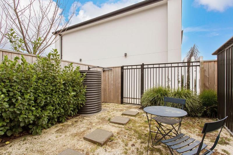 Light & Spacious 2Bdrm Townhouse Off Street Park - image 5