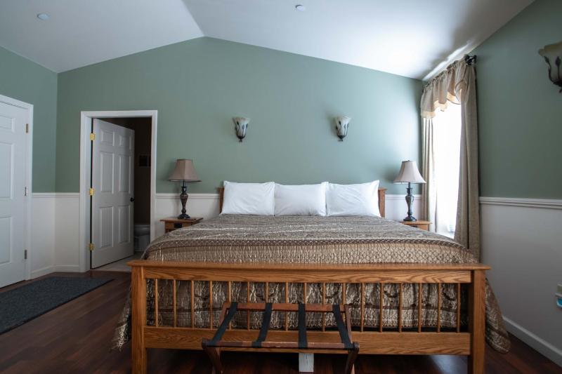 Deluxe King Room image 4