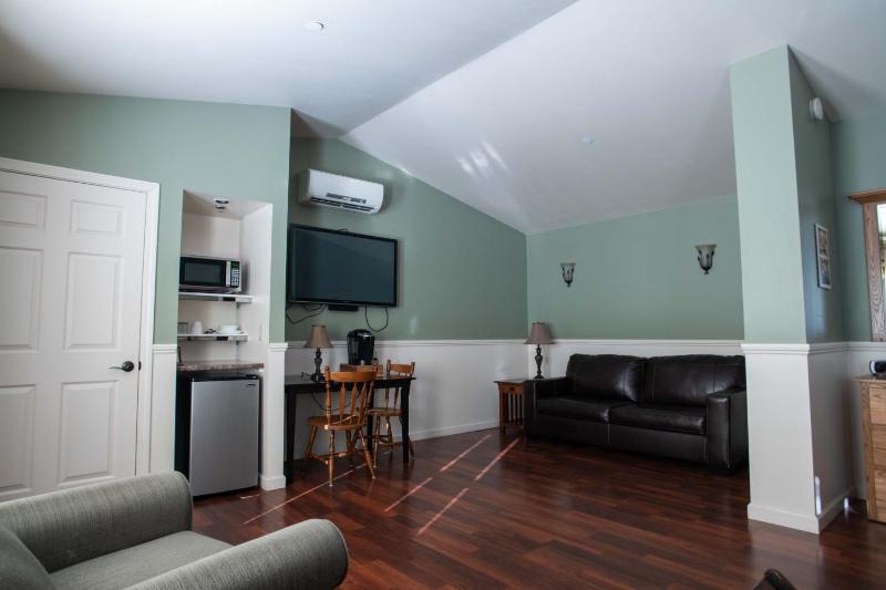 Deluxe King Room image 3