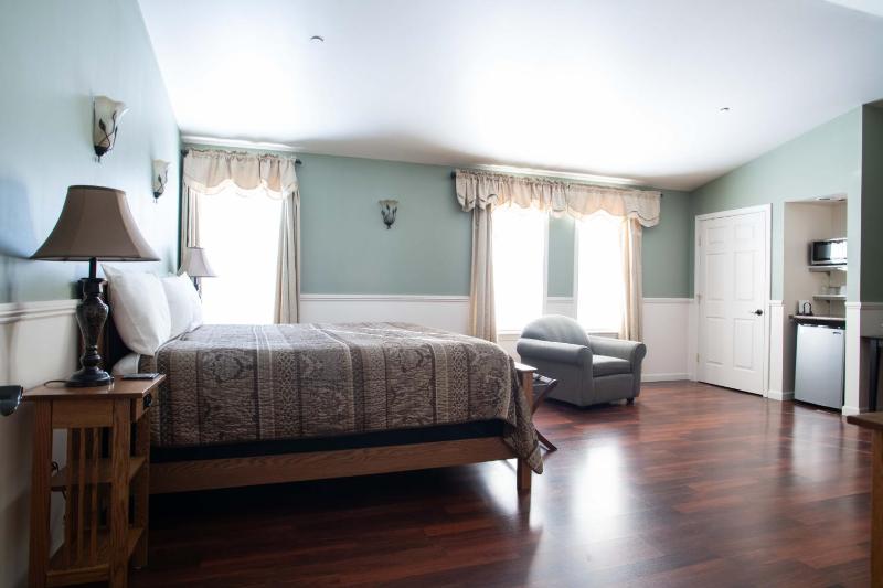 Deluxe King Room image 2