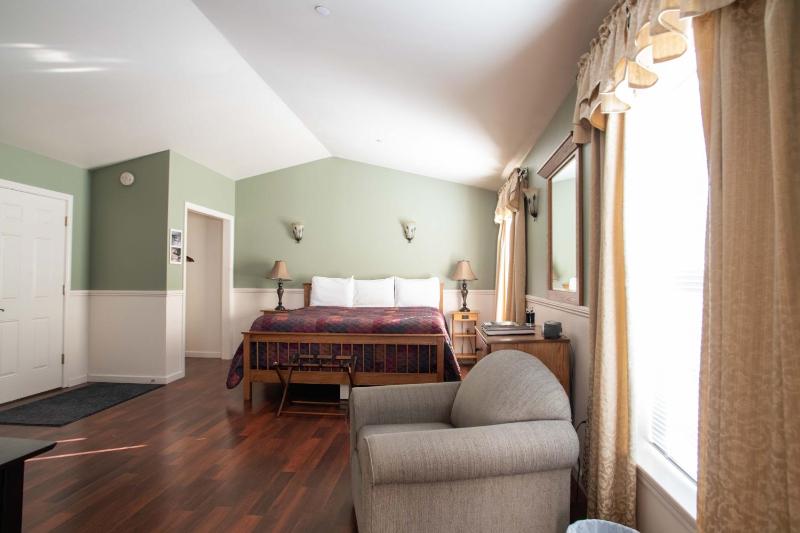Deluxe King Room image 4