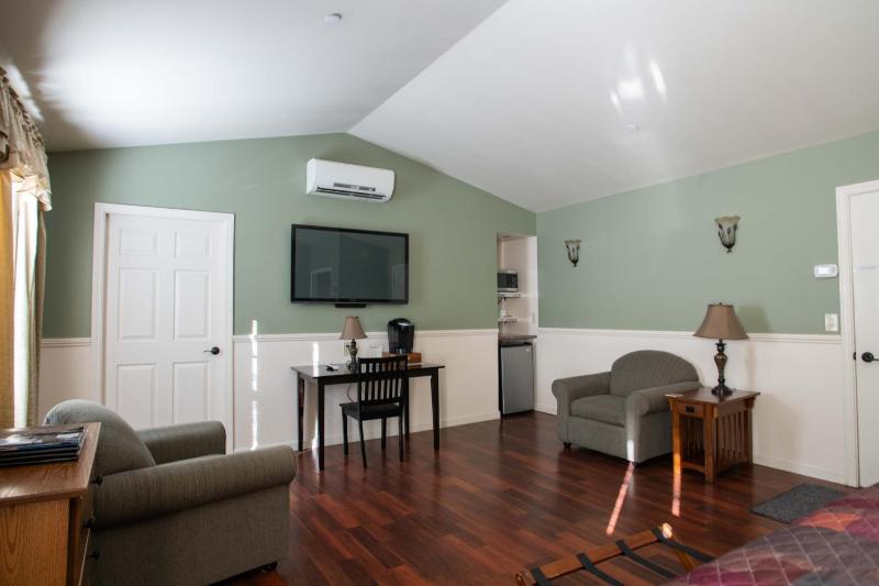 Deluxe King Room image 3