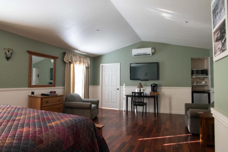 Deluxe King Room image 2