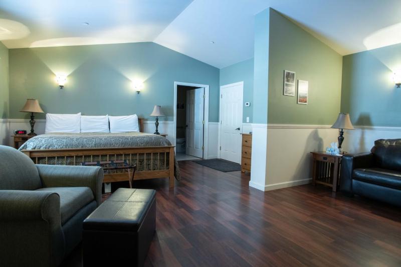 Deluxe King Room image 4