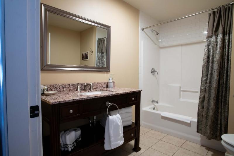 Deluxe King Room image 3
