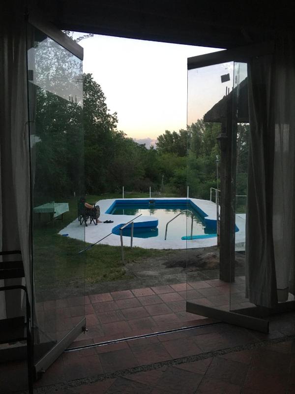 Casa Villa Carlos Paz con pileta frente al río - image 4
