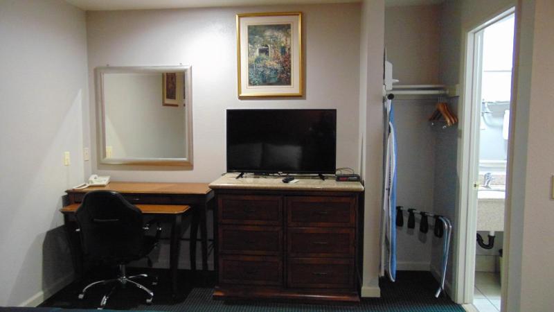 Queen Room - Non-Smoking image 2