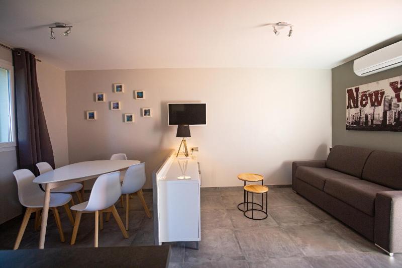 One-Bedroom Apartment with Air Conditioning image 3