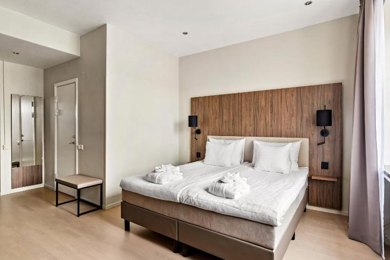 Superior King Room with Sofa Bed image 3