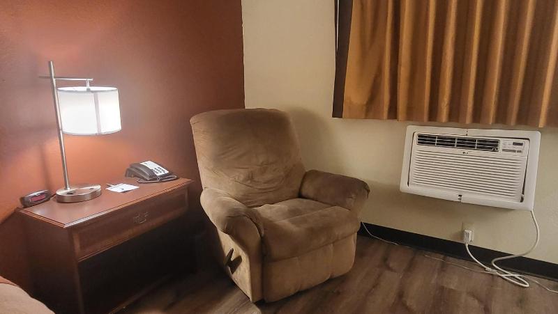 King Room- Non-Smoking image 3