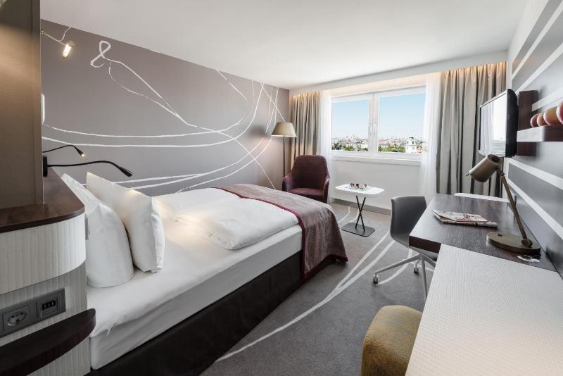 Premium Queen Room with City View image 1