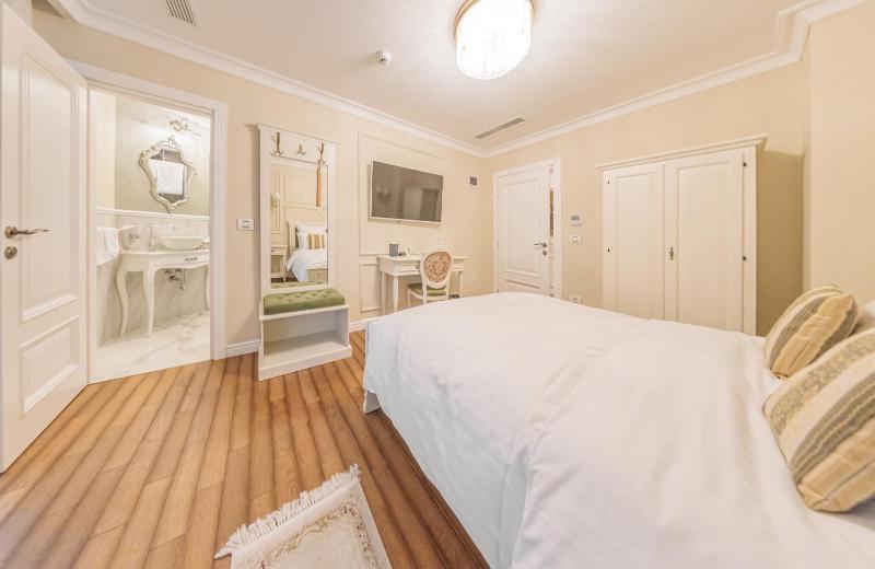 Queen Room image 3