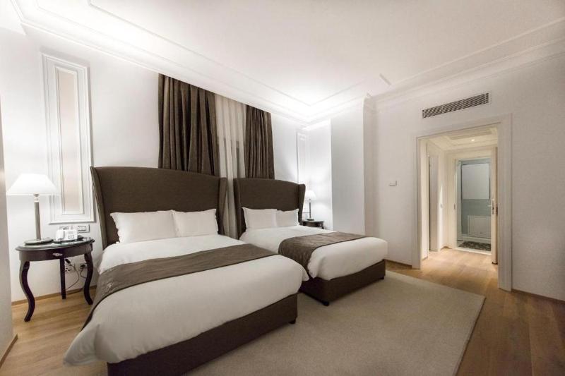 Deluxe Twin Room image 1
