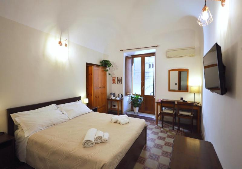 Cataneasy Rooms - image 1