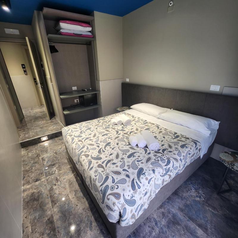 Deluxe Double Room with Side Sea View image 3