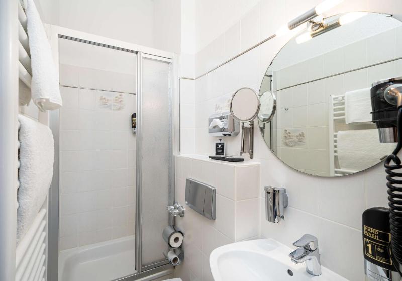 Single Room image 4