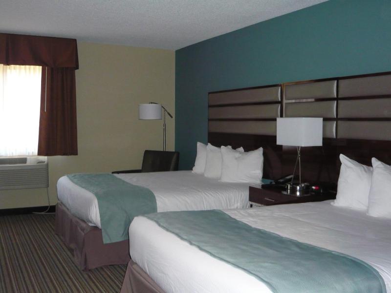 Queen Room with Two Queen Beds - Non-Smoking image 3