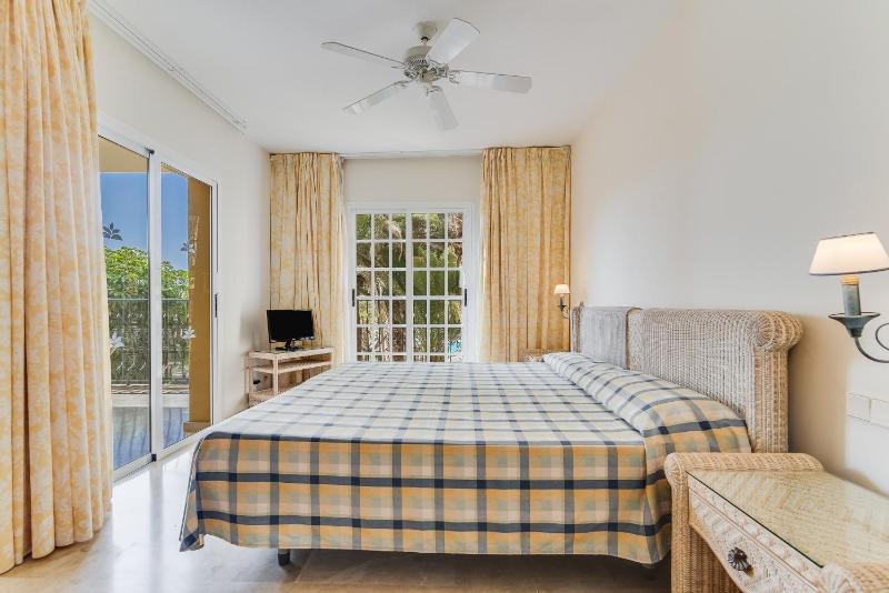 One-Bedroom Apartment image 4