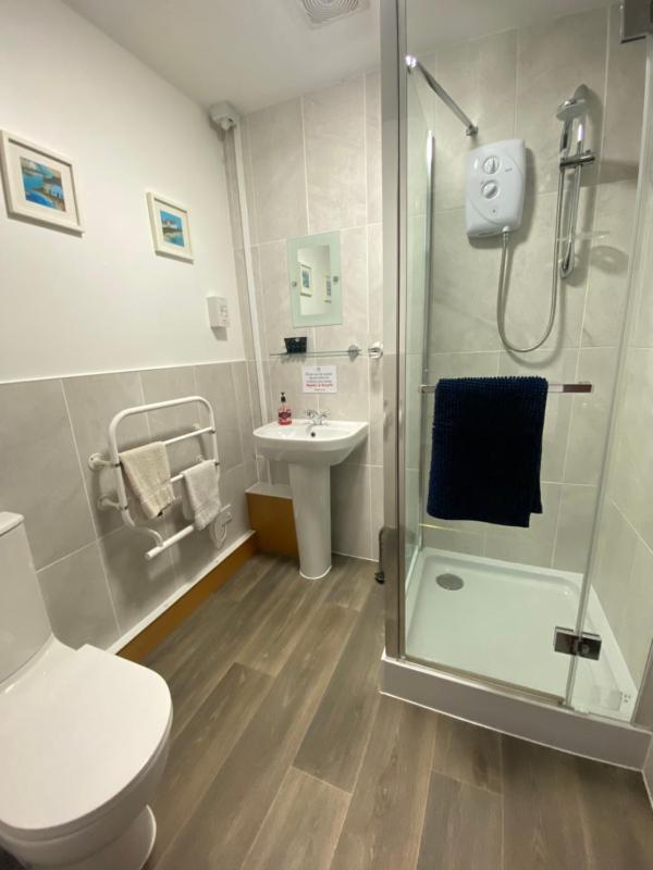Twin Room image 3
